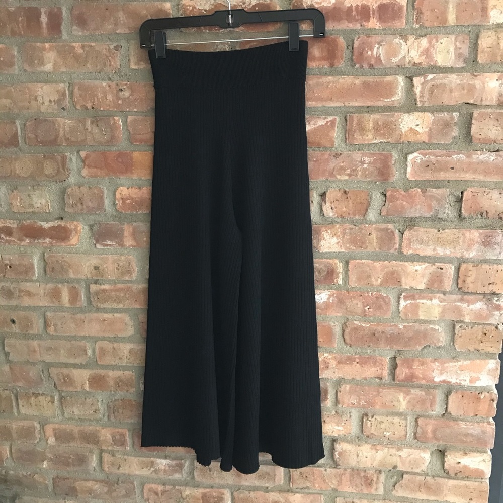 Small black AKIRA rib knit wide leg cropped pants